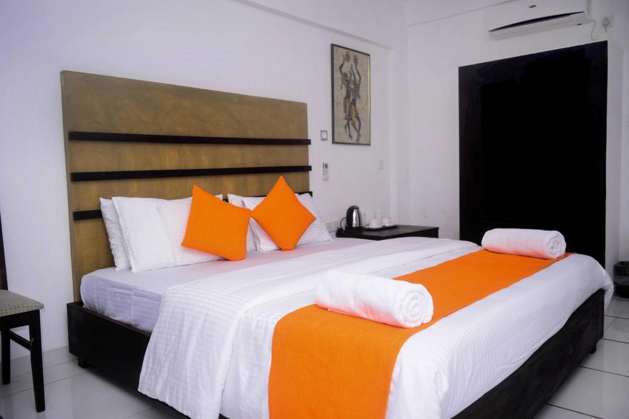 360 Beach Residence Negombo Esterno foto